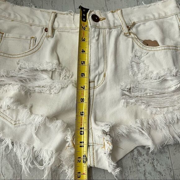 Bullhead Heavily Distressed Cream Cutoffs Denim Jean Shorts - Picture 7 of 10